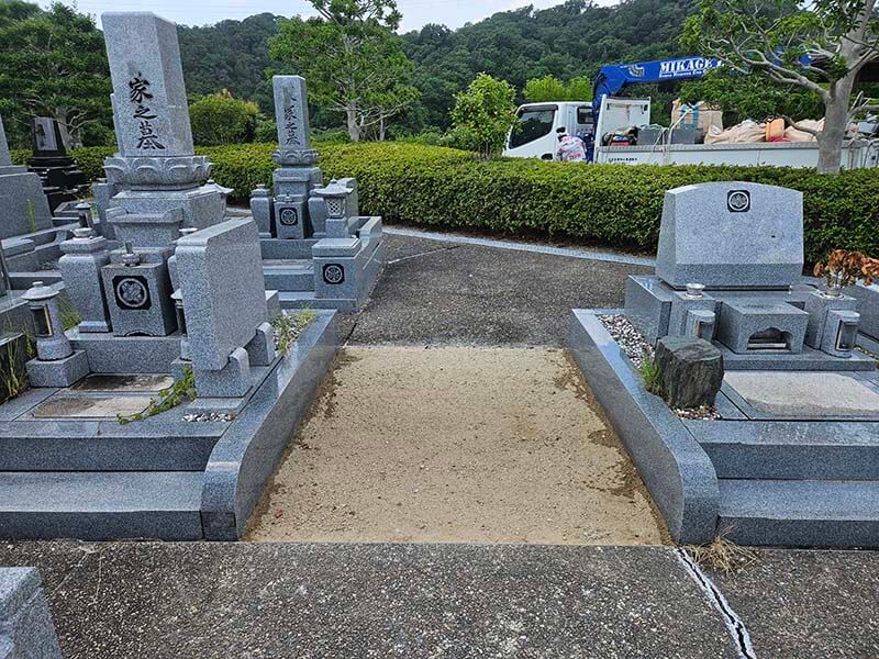 飯盛霊園での墓石撤去・解体工事完了後、綺麗に土を入れて更地化された区画