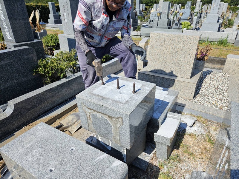 セリ矢を用いて墓石部材を安全に小割り解体する作業