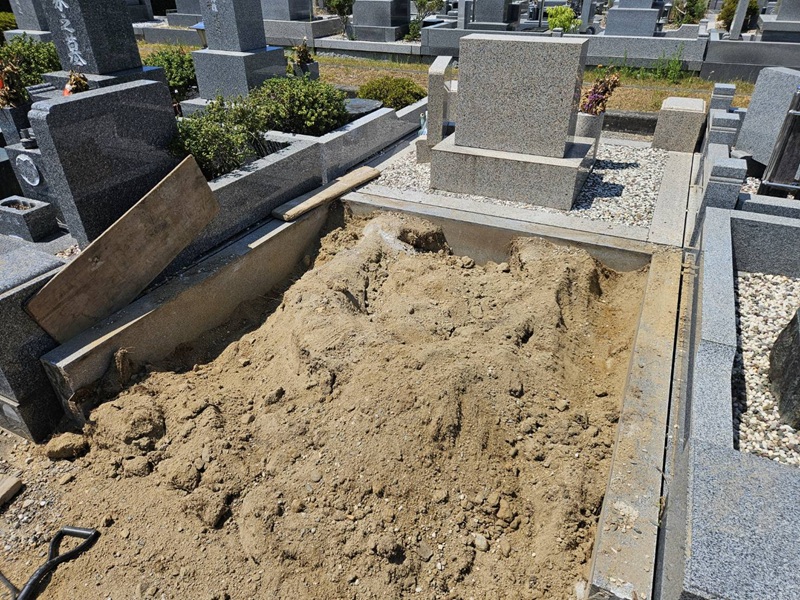 墓石撤去後に基礎・納骨室部分を掘削している墓所区画