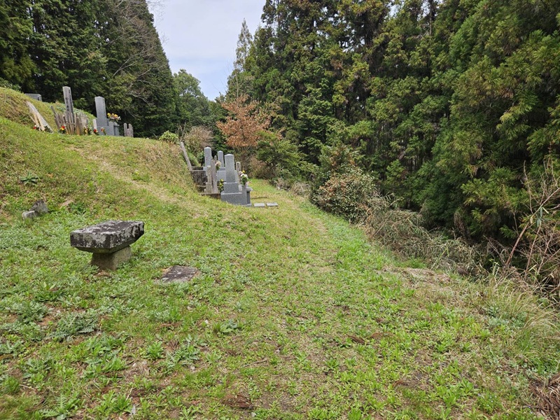 山の中にある古い墓地
