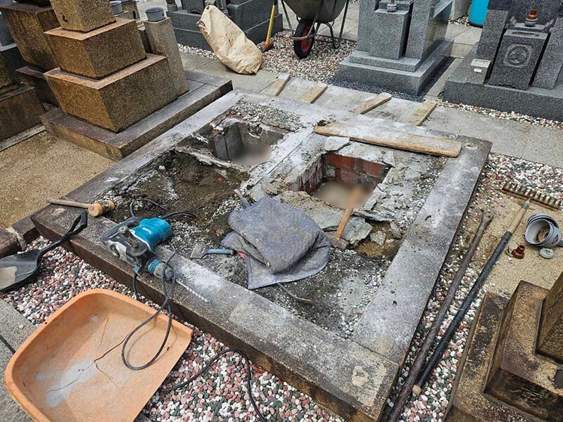 墓石解体後のカロート内部と周囲の巻石部分