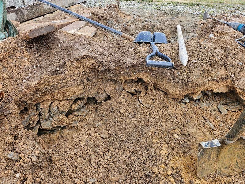 墓じまい解体時に地中から出土した大量の割栗石