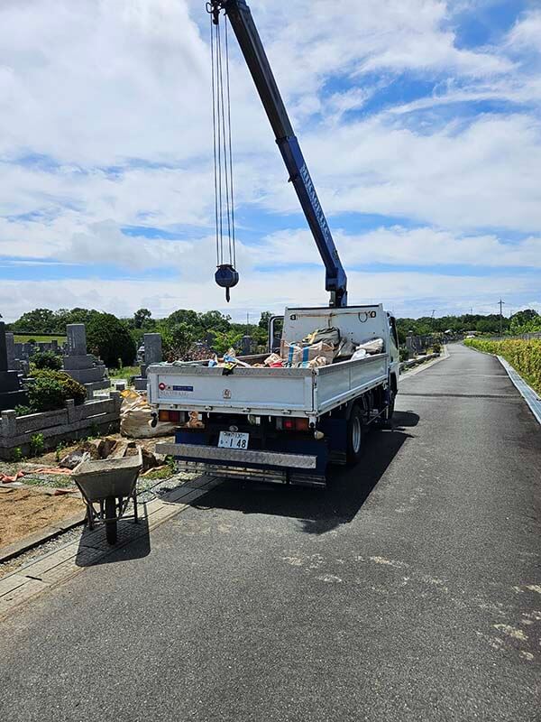 明石市石ヶ谷墓園での墓じまい工事2日目の掘削・整地作業