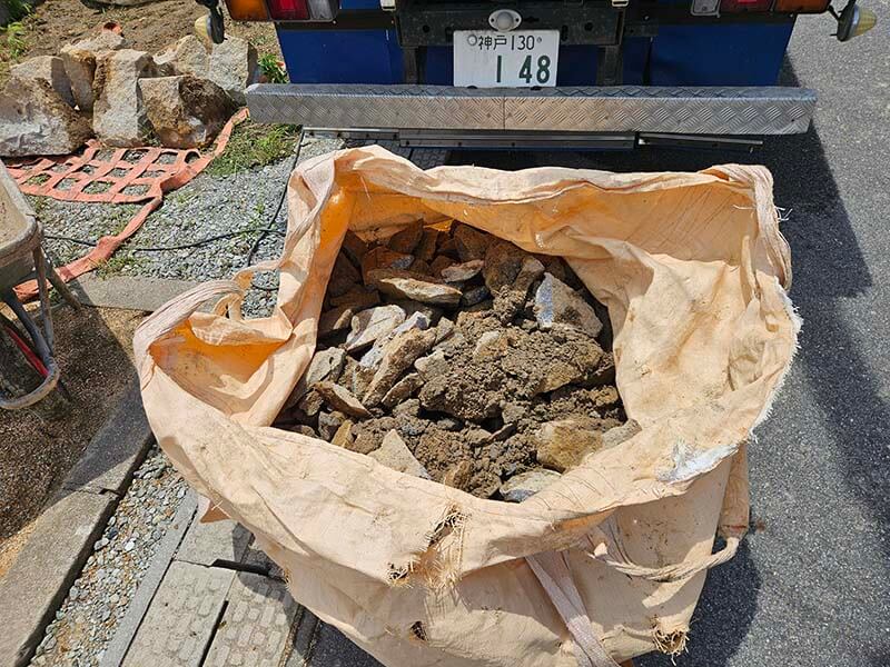 地中から出た割栗石を綺麗に分別しフレコンバッグへ入れた様子