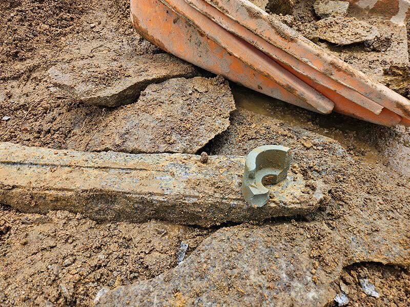 墓じまい掘削作業時に出土した建立施工業者の砥石