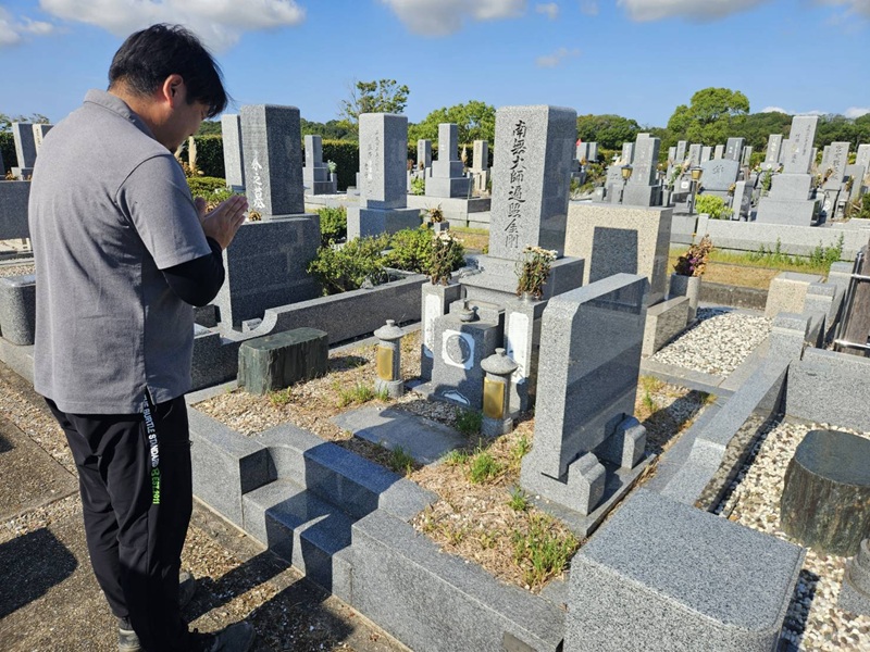 神戸市西神墓園でのお墓じまい作業前に合掌礼拝を行う様子