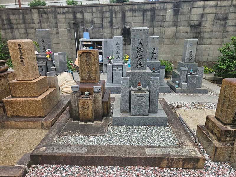 大阪市内寺院墓地での墓じまい施工前墓所風景・墓石2基
